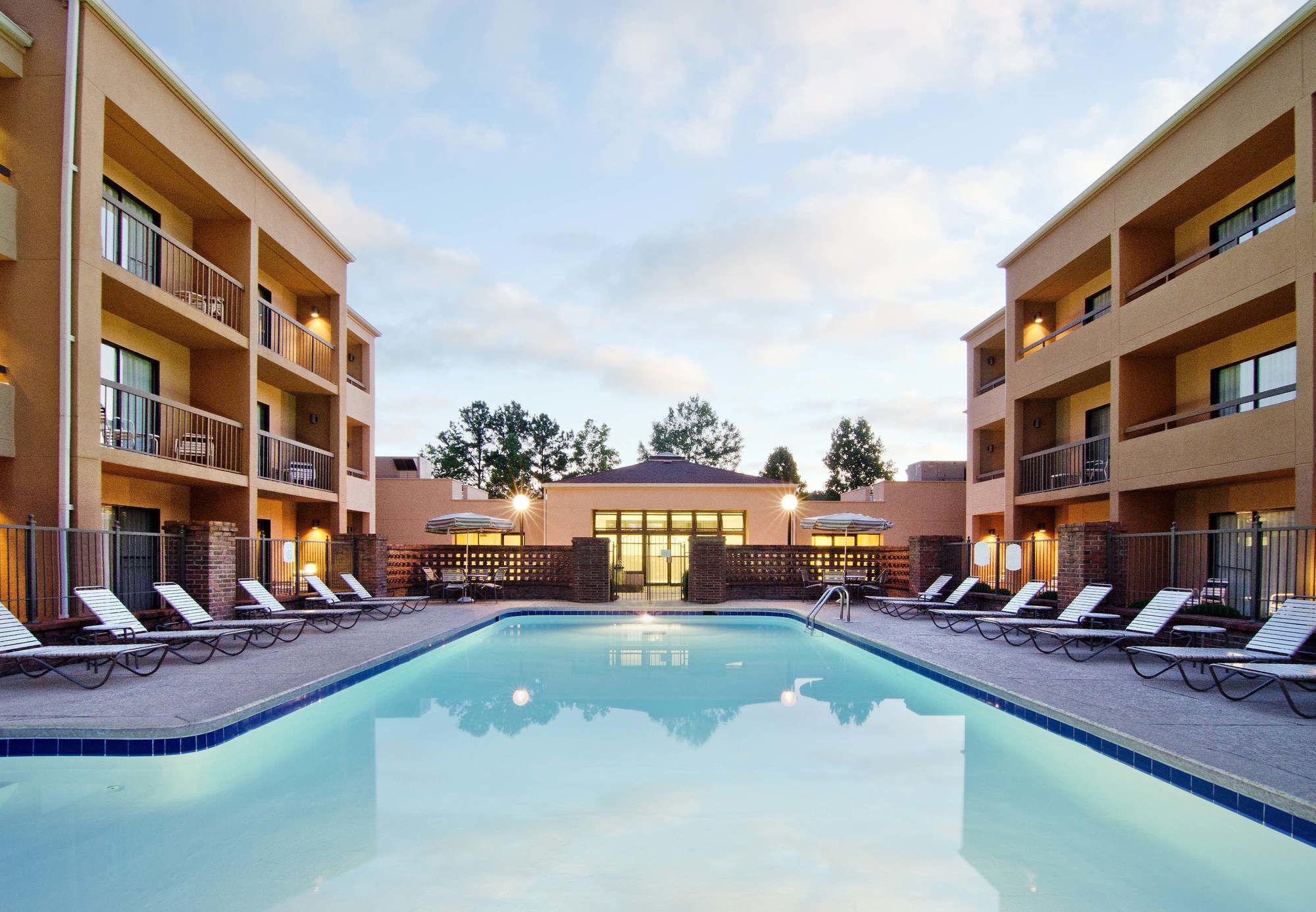 Courtyard By Marriott Huntsville University Drive Bagian luar foto