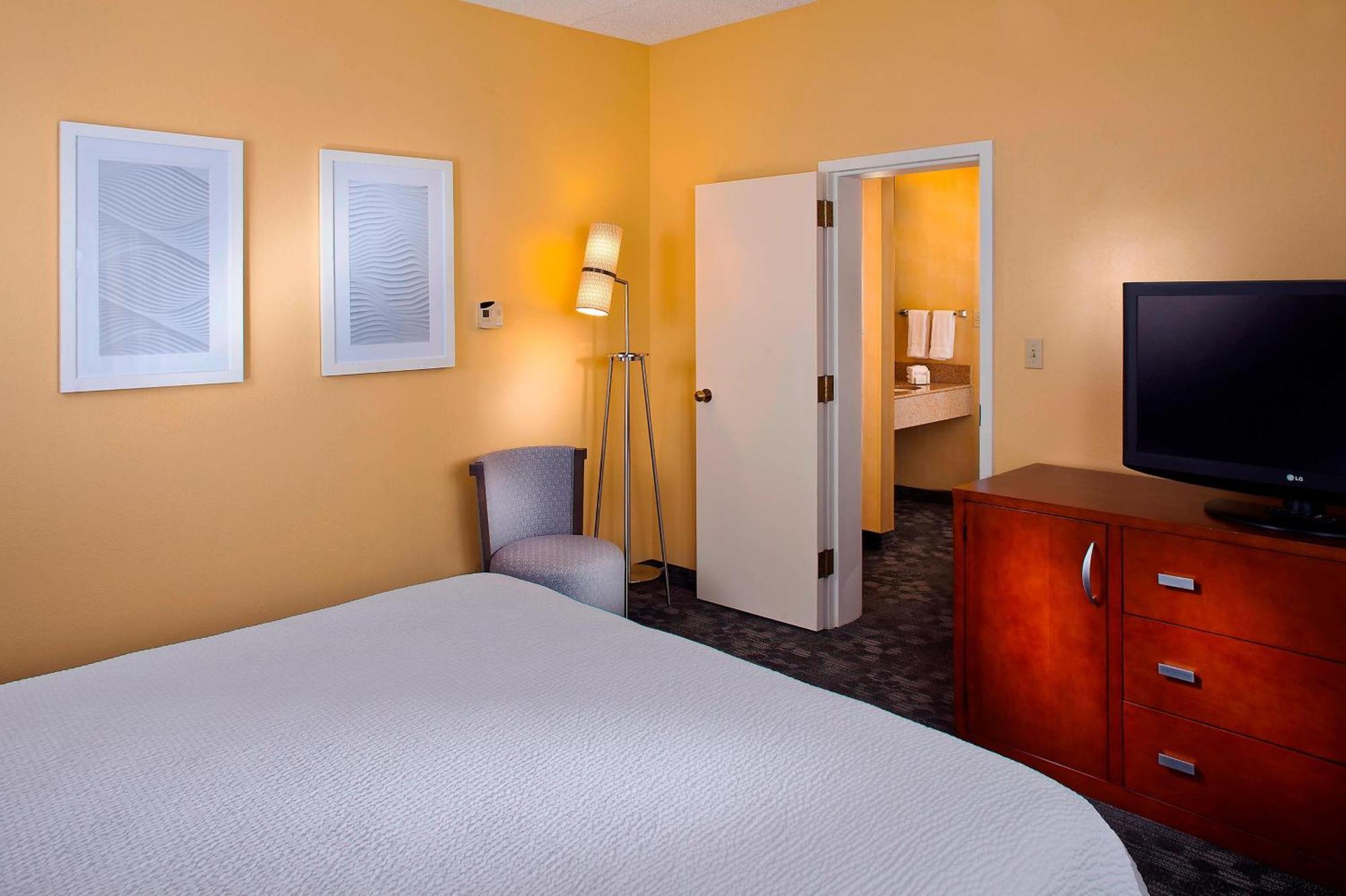 Courtyard By Marriott Huntsville University Drive Bagian luar foto