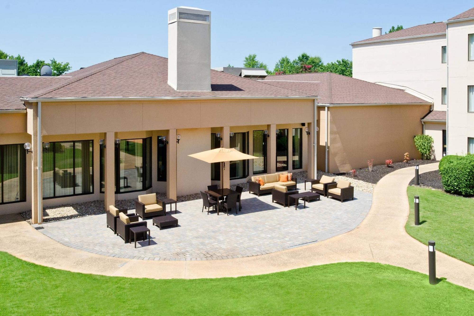 Courtyard By Marriott Huntsville University Drive Bagian luar foto